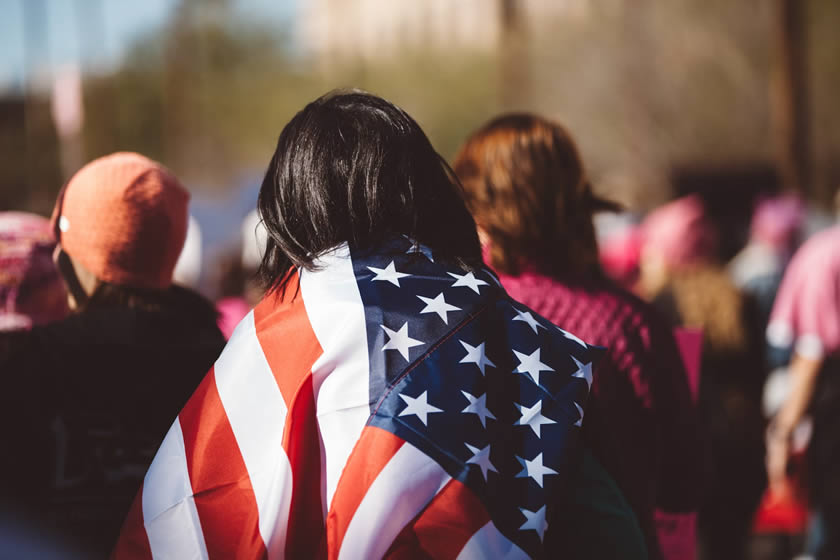 his woman wearing an American flag perfectly - photo-1516679587032-3514abb42e3